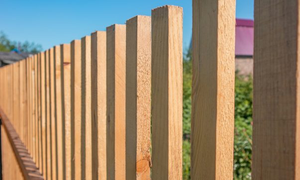 Découvrez les avantages des clôtures en bois pour votre jardin